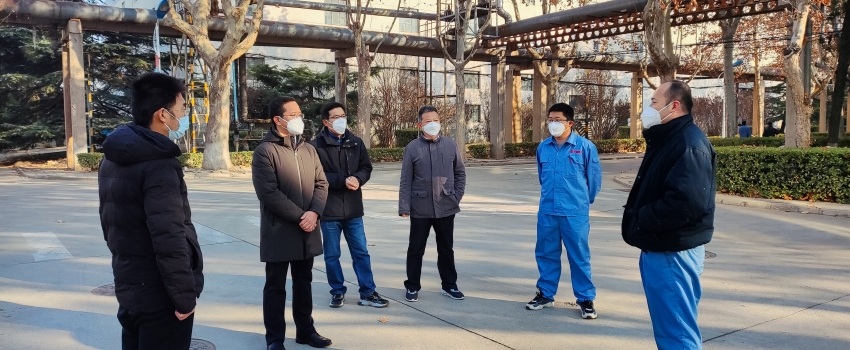 2圖為侯景濱在總部廠(chǎng)區(qū)檢查指導(dǎo)-安衡攝_副本_副本.jpg